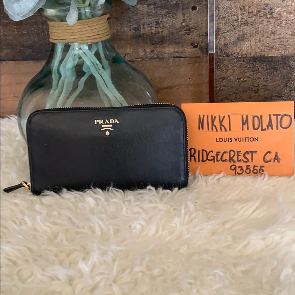 100% guarantee authentic pre onwed Prada wallet
